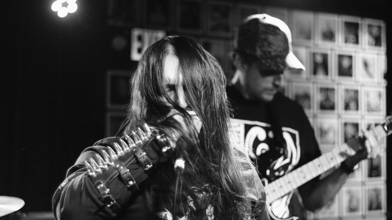 Extortion Cellar live, vocalist